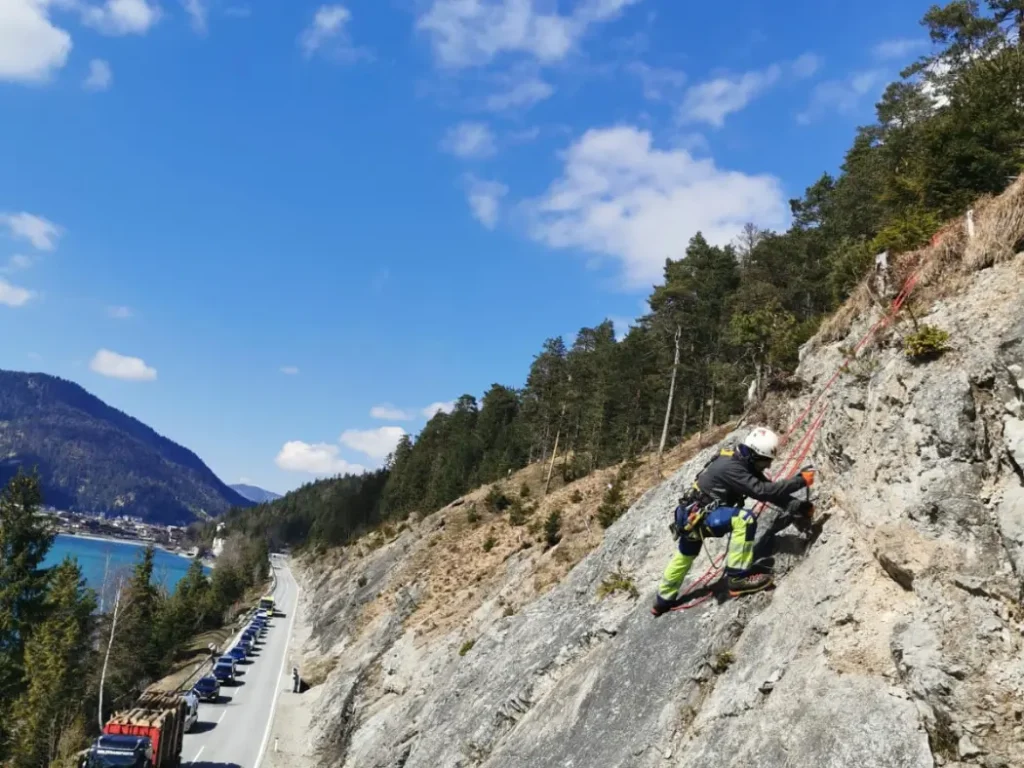 Nico Ganzer und Matthias Olbort bei Felsräumarbeiten in Tirol – Höhenarbeit mit Seiltechnik am Steilhang über Straße